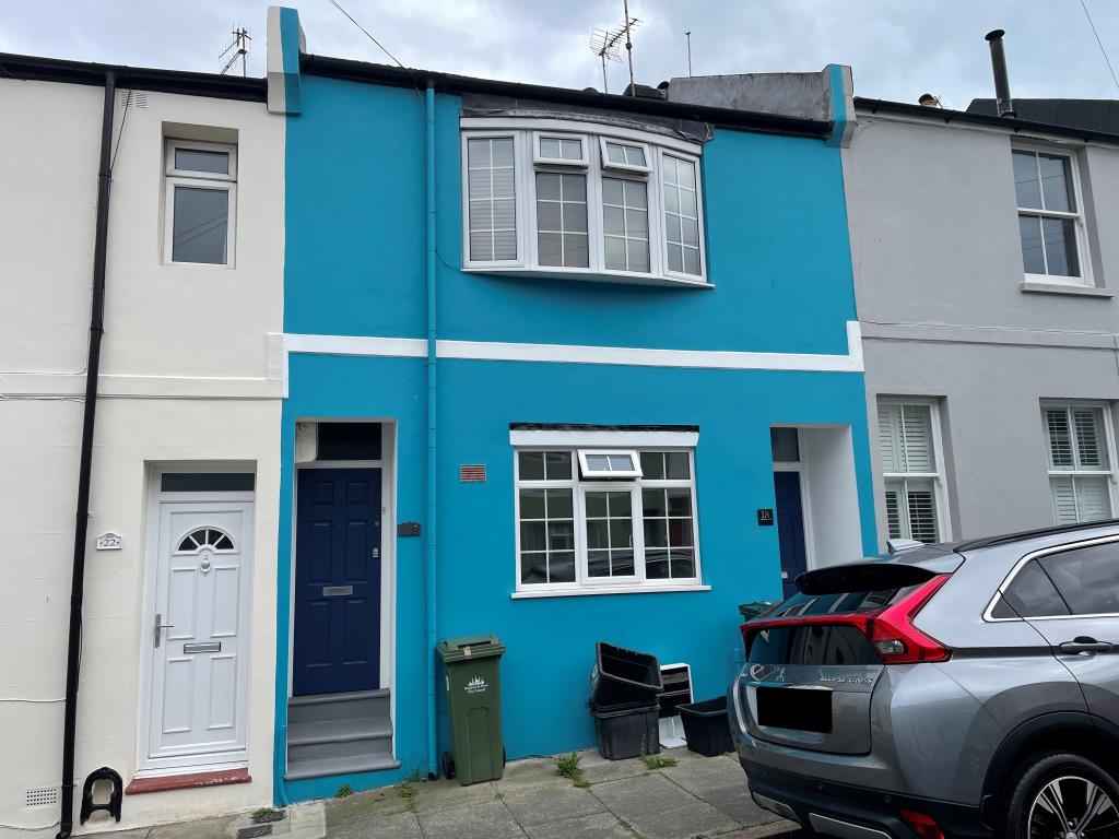 Lot: 142 - GROUND FLOOR FLAT WITH PATIO CLOSE CITY CENTRE - Front view of property from street